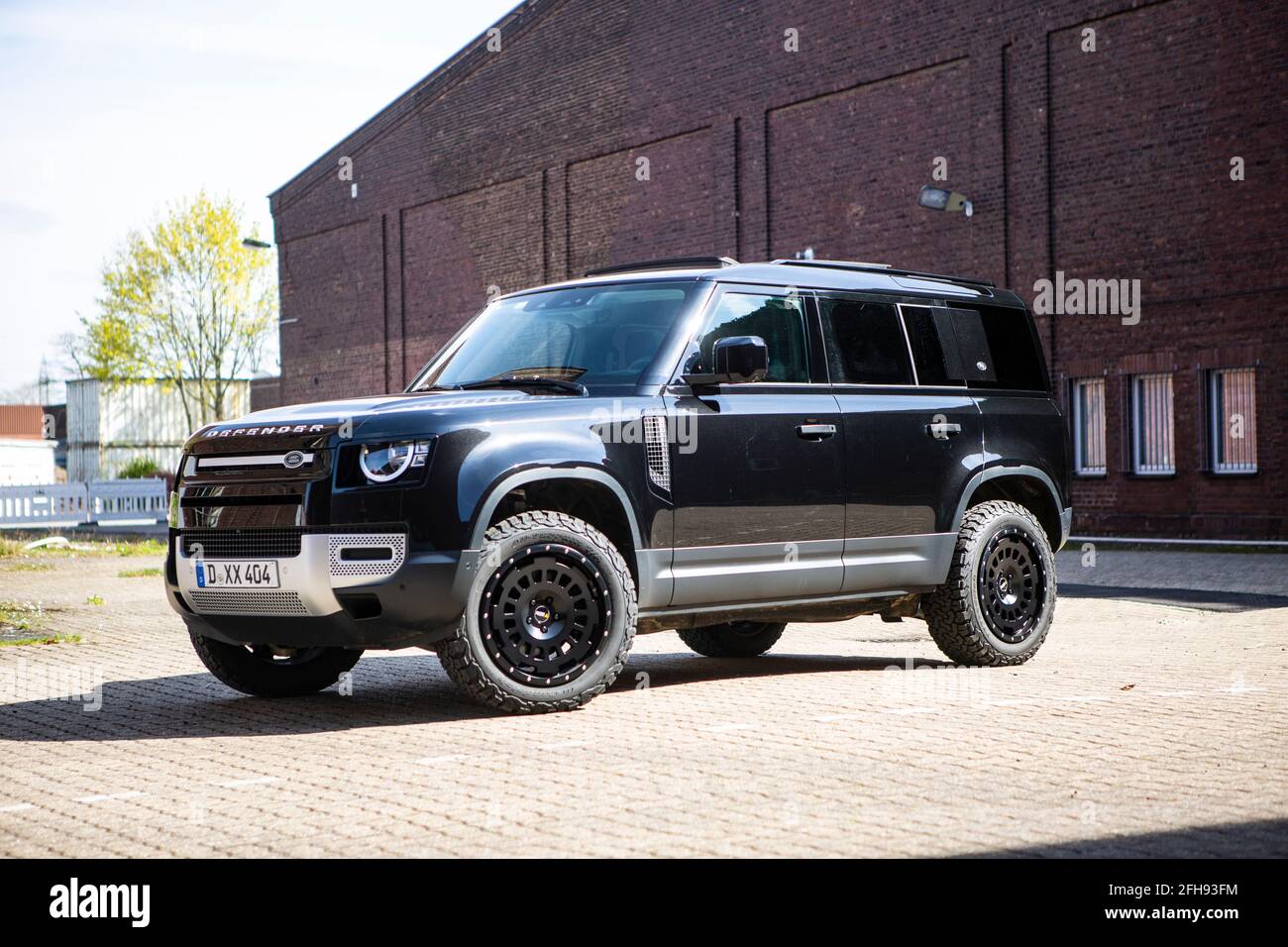 Land Rover Defender Modell 2021 mit Projekt Monotube Felgen in 20 Zoll und BF Goodrich AT