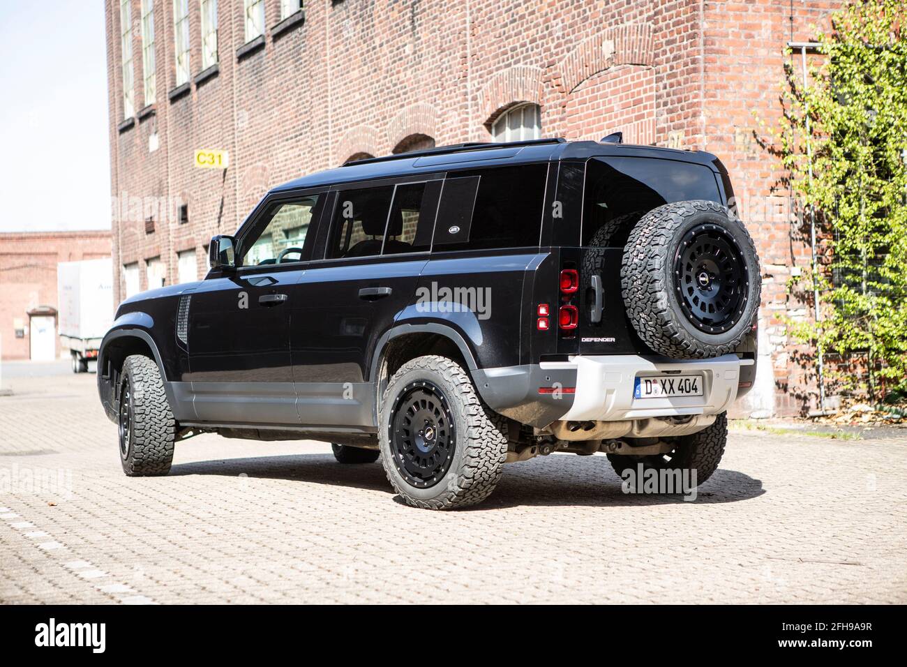 Land Rover Defender Modell 2021 mit Projekt Monotube Felgen in 20 Zoll ...