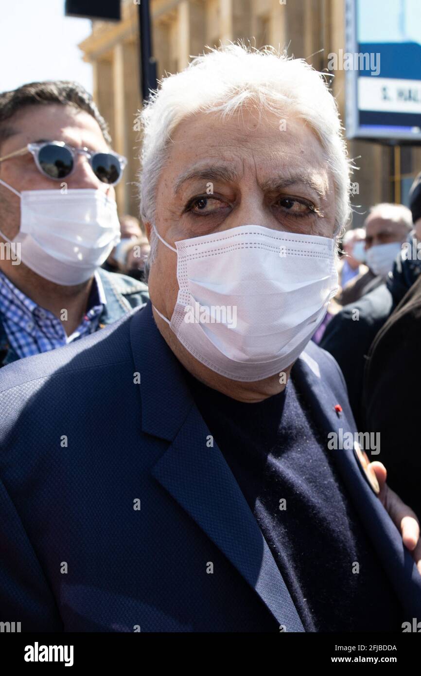 French singer Gaston Ghrenassia aka Enrico Macias (C) arrives as people