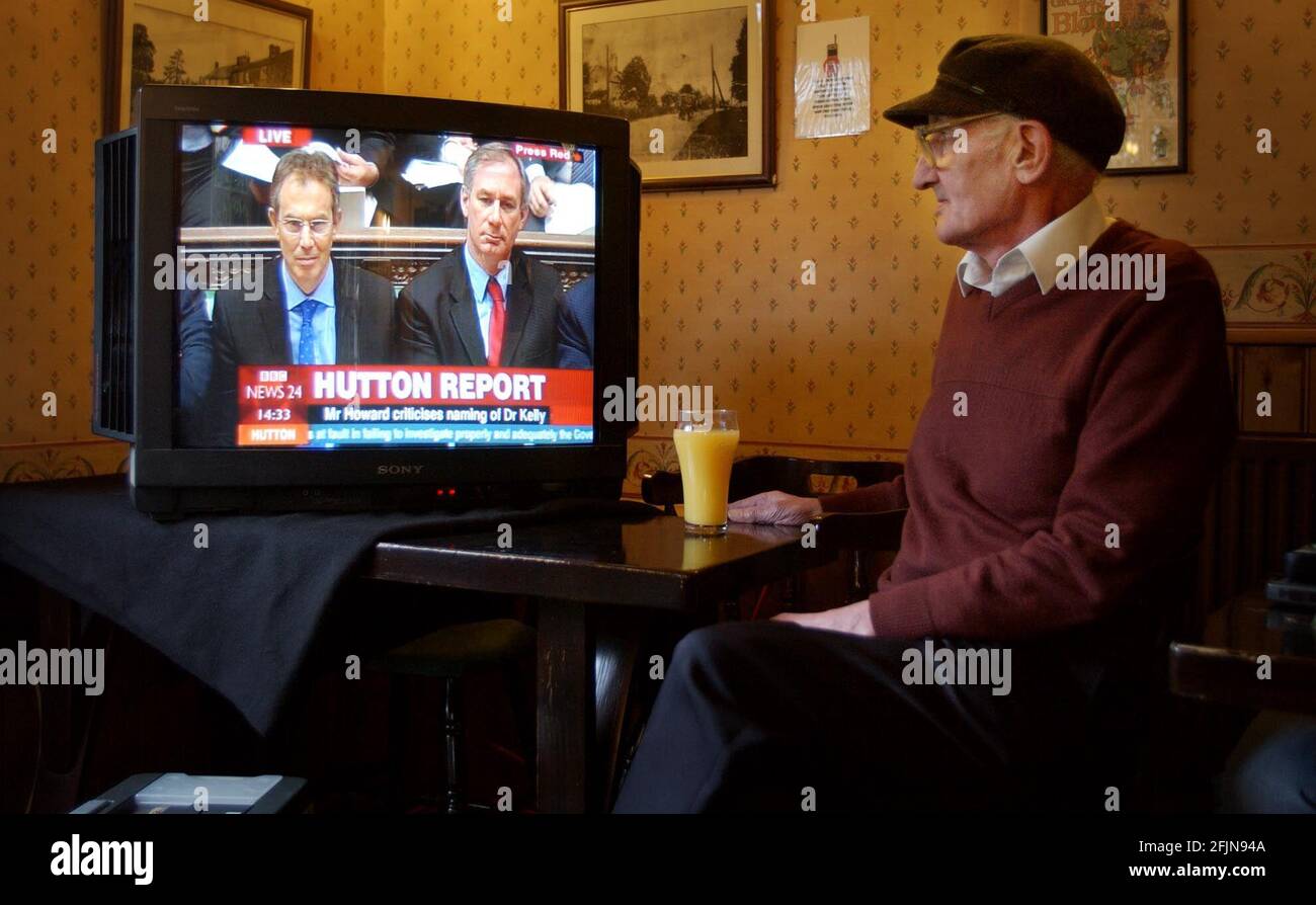BRIAN WRIGHT,FRIEND  OF DAVID KELLY ,WATCH THE NEWS REPORTS IN HIS LOCAL PUB ON THE DAY OF THE HUTTON REPORT.28/1/04 PILSTON Stock Photo