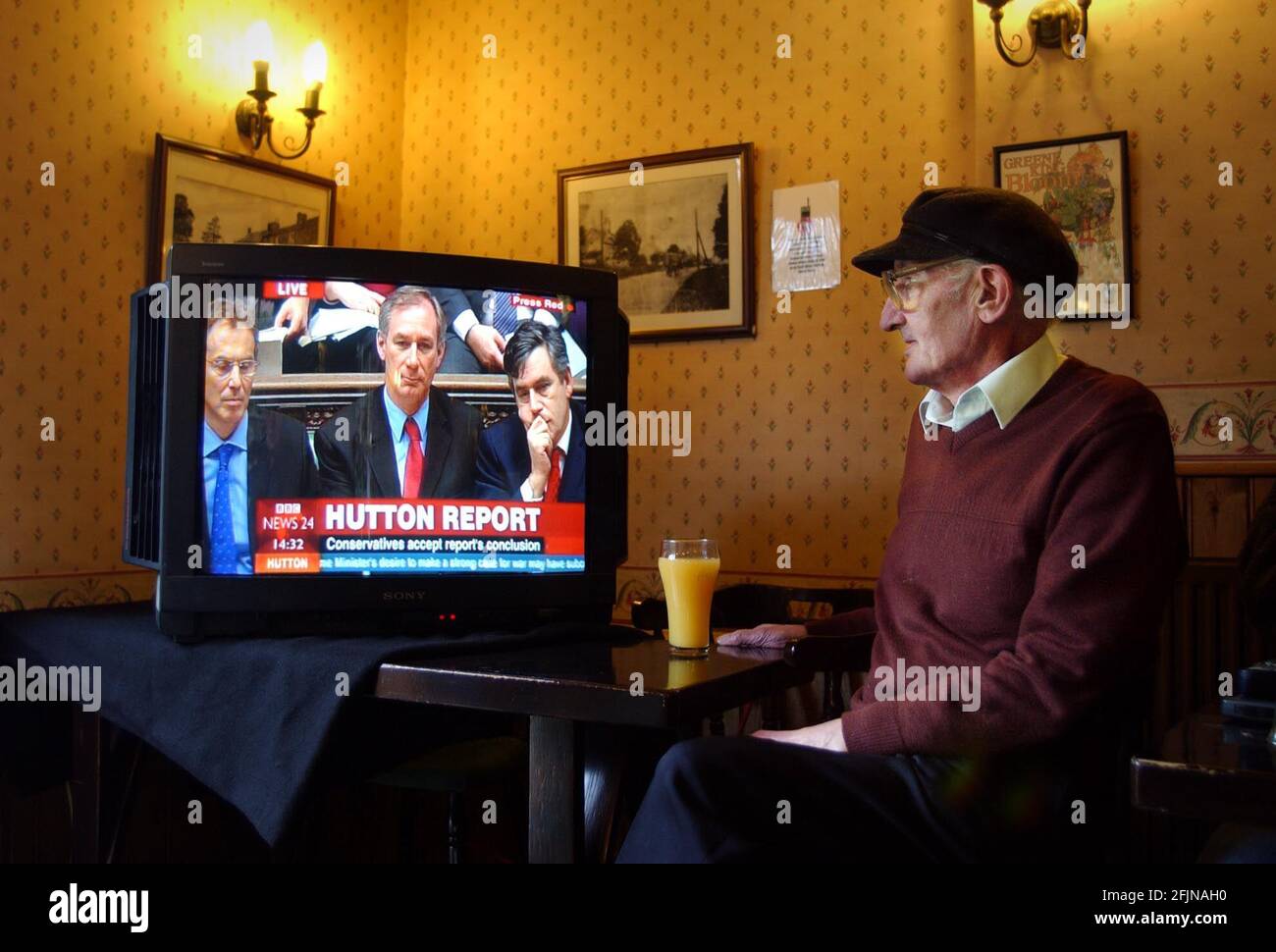 BRIAN WRIGHT,FRIEND  OF DAVID KELLY ,WATCH THE NEWS REPORTS IN HIS LOCAL PUB ON THE DAY OF THE HUTTON REPORT.28/1/04 PILSTON Stock Photo