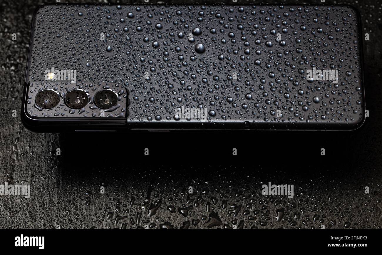 Seoul, South Korea - April 24, 2021: Samsung Galaxy S21 Phantom Grey in waterdrops Stock Photo