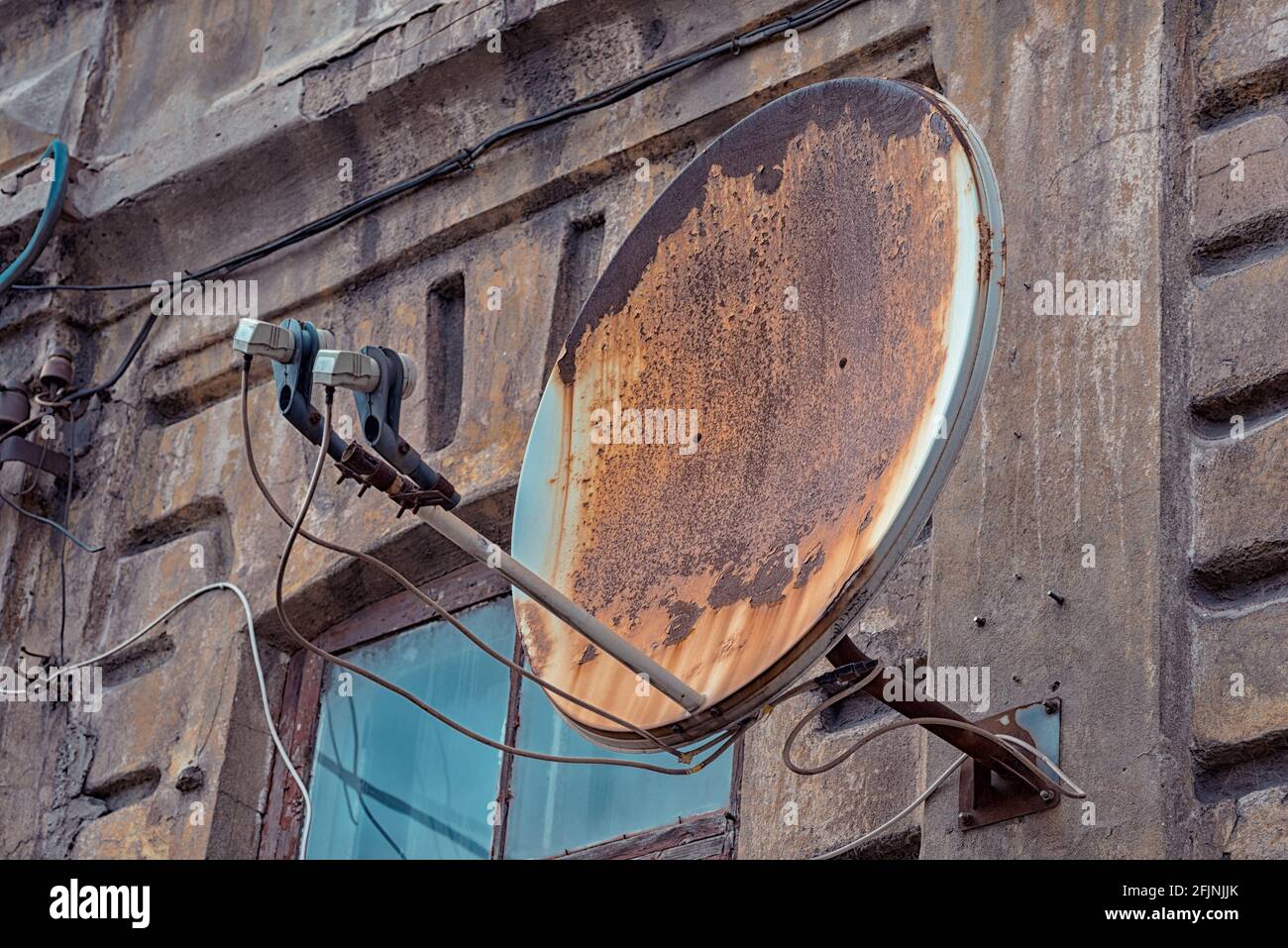 Rusty satellite dish hires stock photography and images Alamy