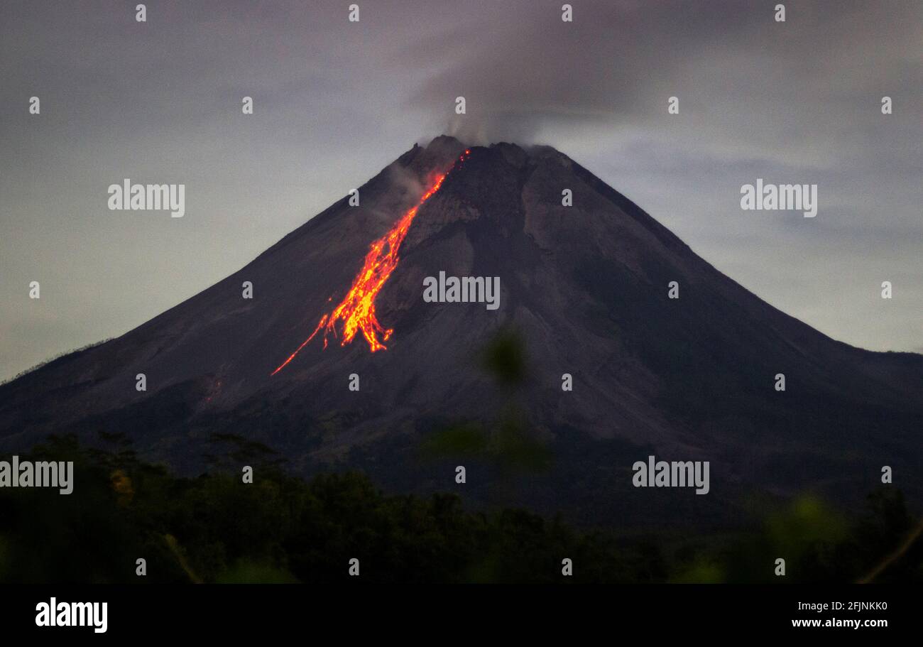 Sleman Yogyakarta Indonesia 25th Apr 21 Incandescent Lava Flows From The Top Of Mount Merapi As Seen From Tunggularum Turi The Yogakarta Institute For Geological Disaster Research And Technology Development Bpptkg Said