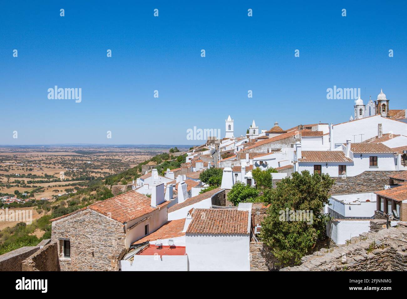 The whitewashed houses of the historical village of Monsaraz, overlooking the Alqueva Dam, the largest artificial lake in Europe, Alentejo, Portugal. Stock Photo