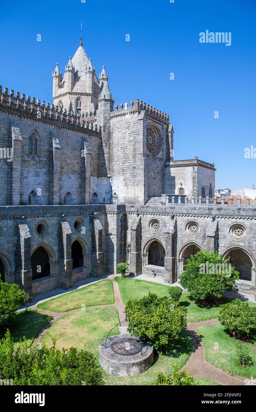 The cloister and tower of the Cathedral of Évora (Sé de Évora), the Roman Catholic church in the city of Évora, Alentejo, Portugal. Stock Photo