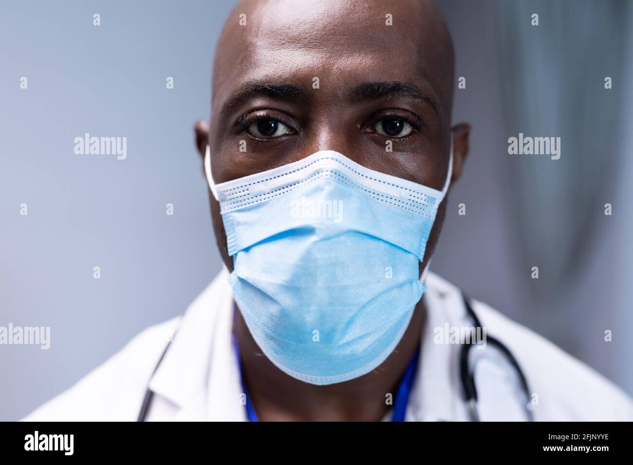 Frontline worker wearing mask hi-res stock photography and images - Alamy