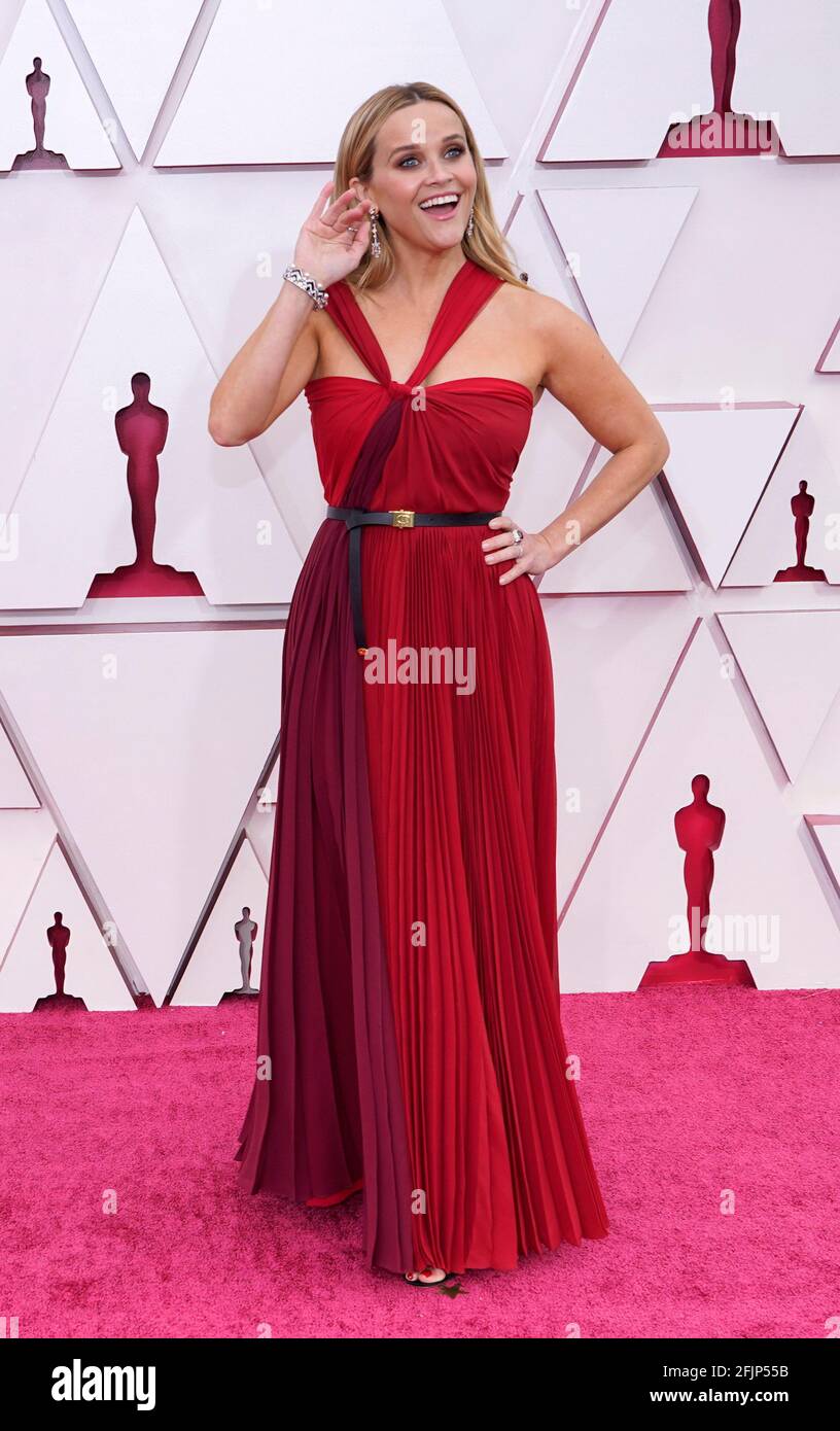 Reese Witherspoon arrives to the Oscars 