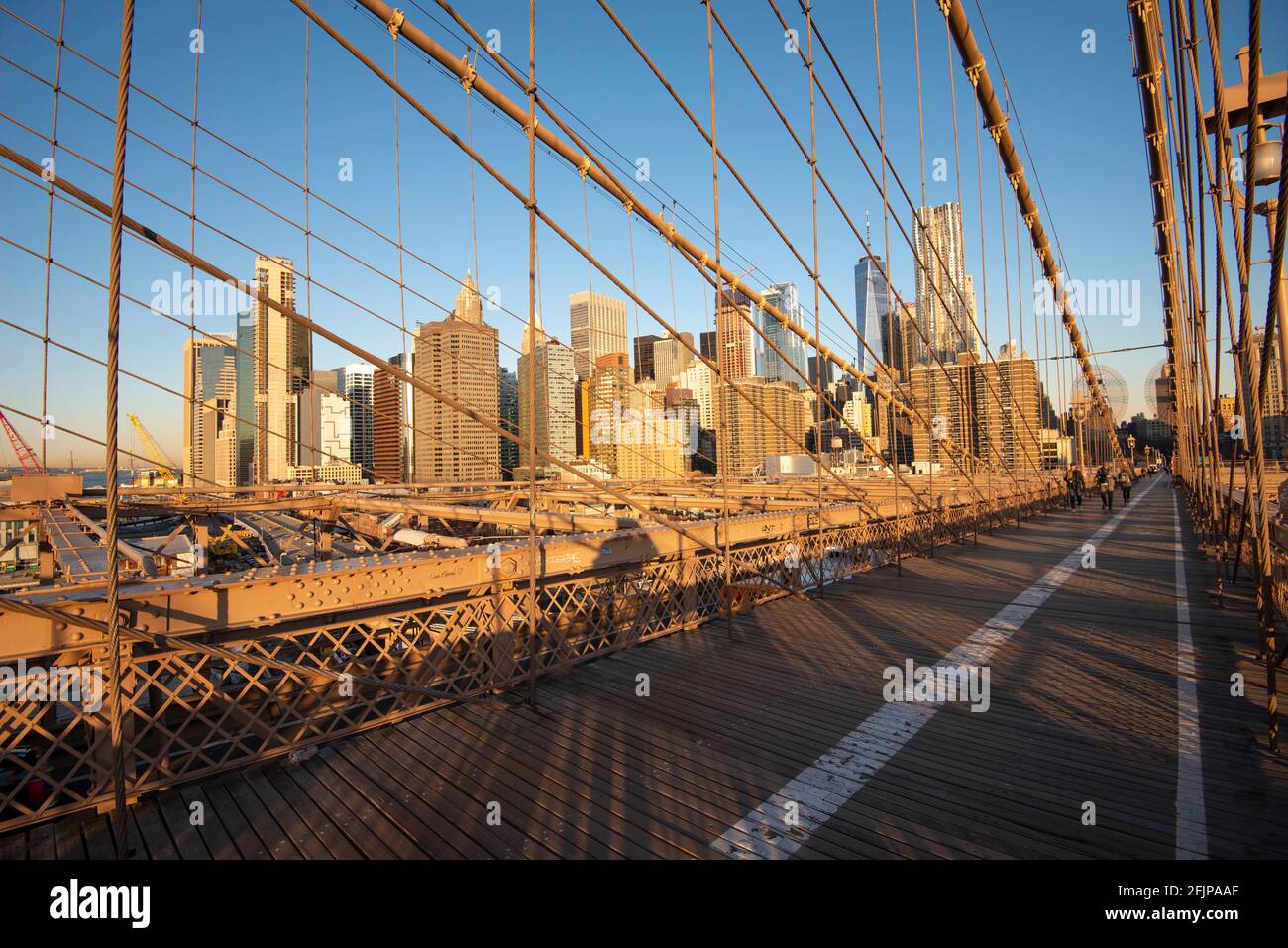 Brooklyn Bridge, hinten links Skyline von Lower Manhattan, Manhattan, New York City, New York, USA Stock Photo