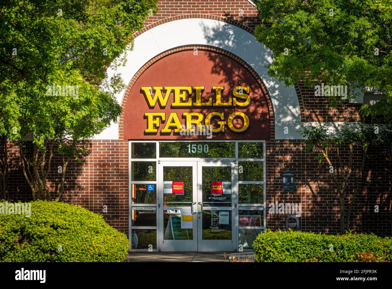 Wells Fargo bank branch in Snellville (Metro Atlanta), Georgia. (USA) Stock Photo