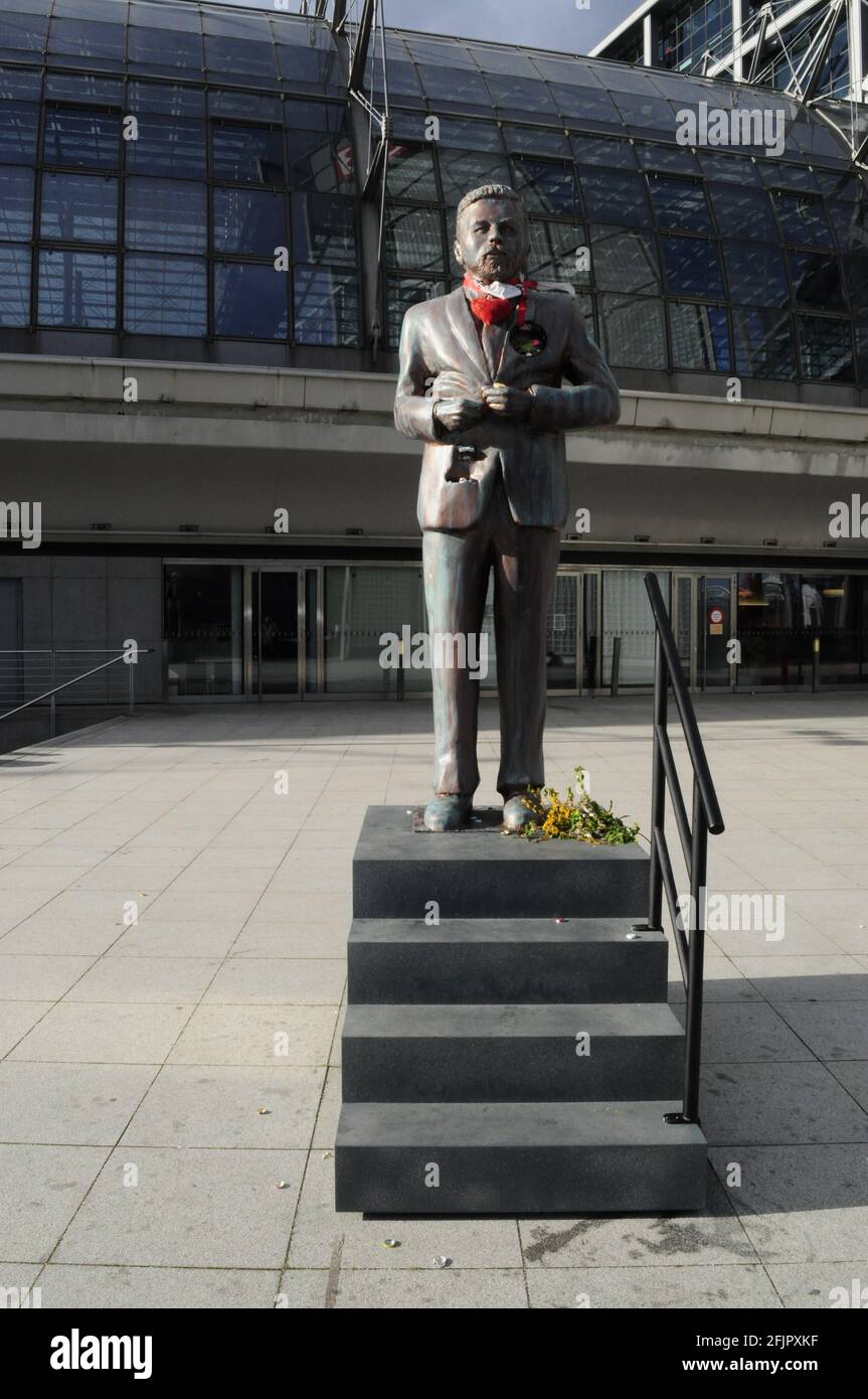 Eine überlebensgroße Statue am Hauptbahnhof zeigt den Entertainer Klaas HeuferUmlauf.