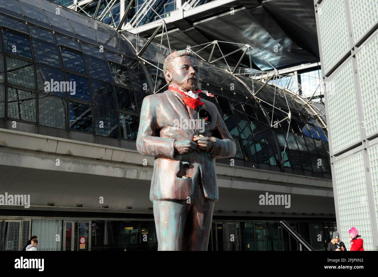 Eine überlebensgroße Statue am Hauptbahnhof zeigt den Entertainer Klaas HeuferUmlauf. Berlin 25