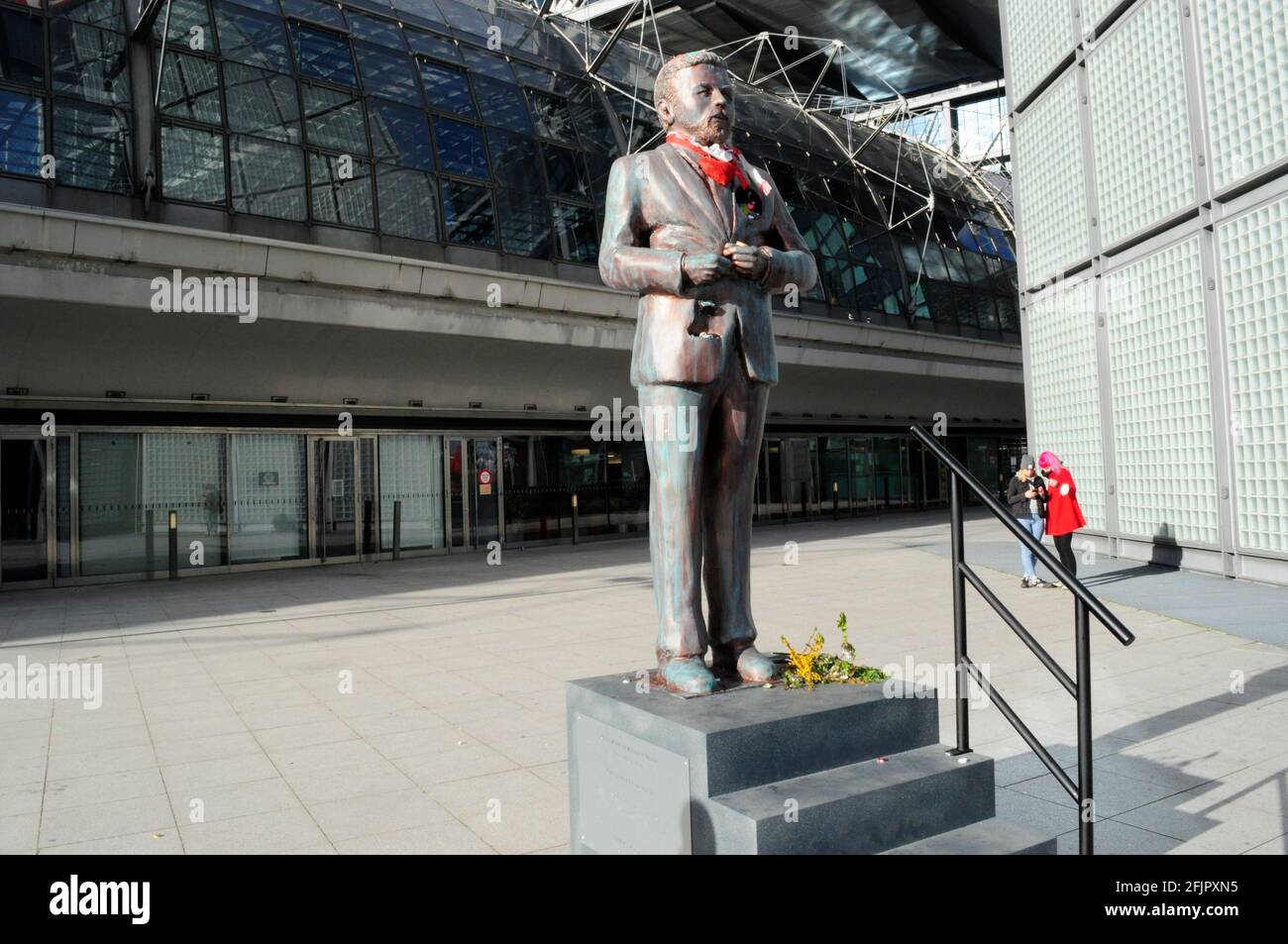 Eine überlebensgroße Statue am Hauptbahnhof zeigt den Entertainer Klaas HeuferUmlauf.