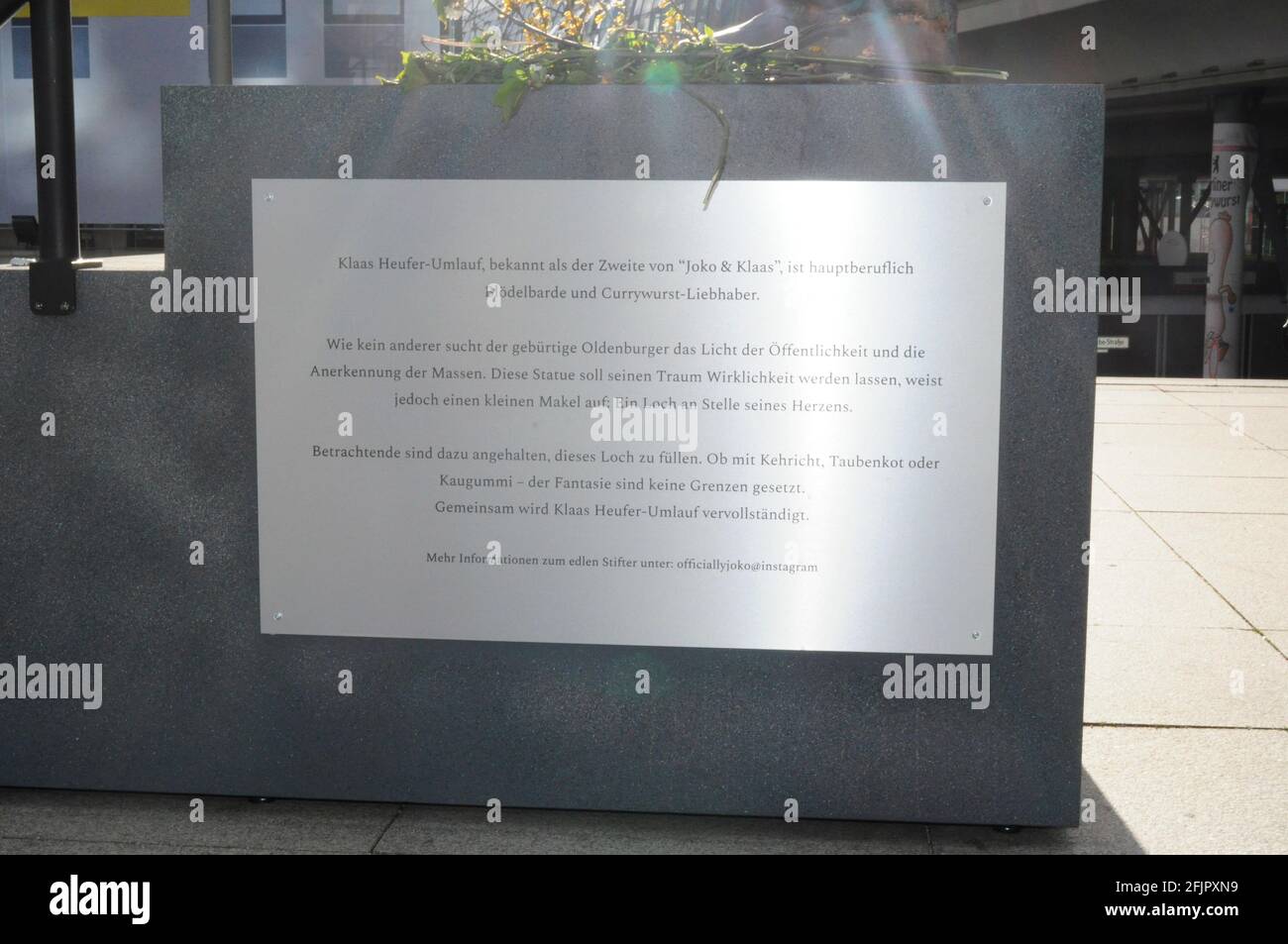 Eine überlebensgroße Statue am Hauptbahnhof zeigt den Entertainer Klaas HeuferUmlauf. Berlin 25