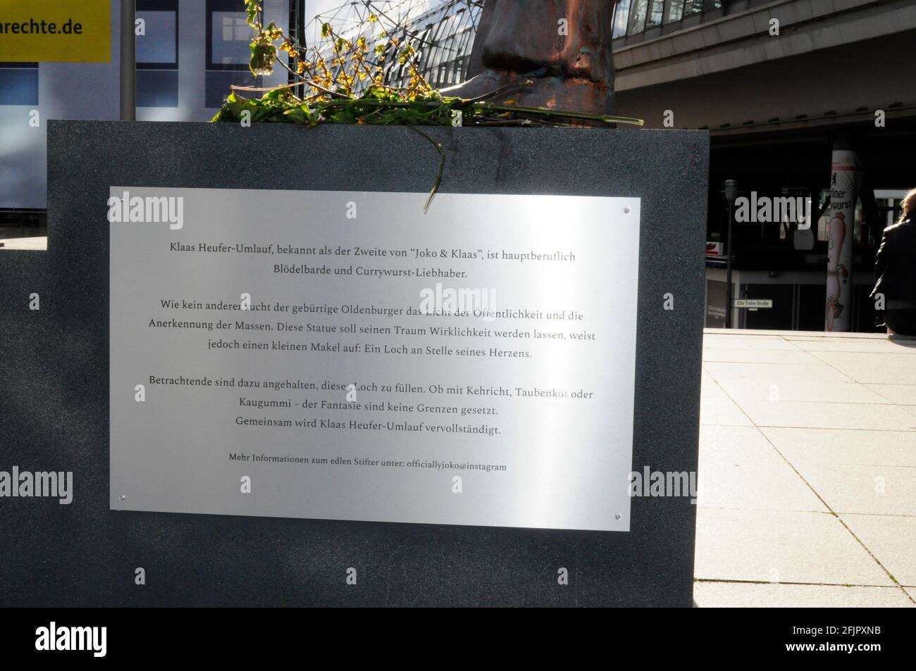 Eine überlebensgroße Statue am Hauptbahnhof zeigt den Entertainer Klaas HeuferUmlauf. Berlin 25