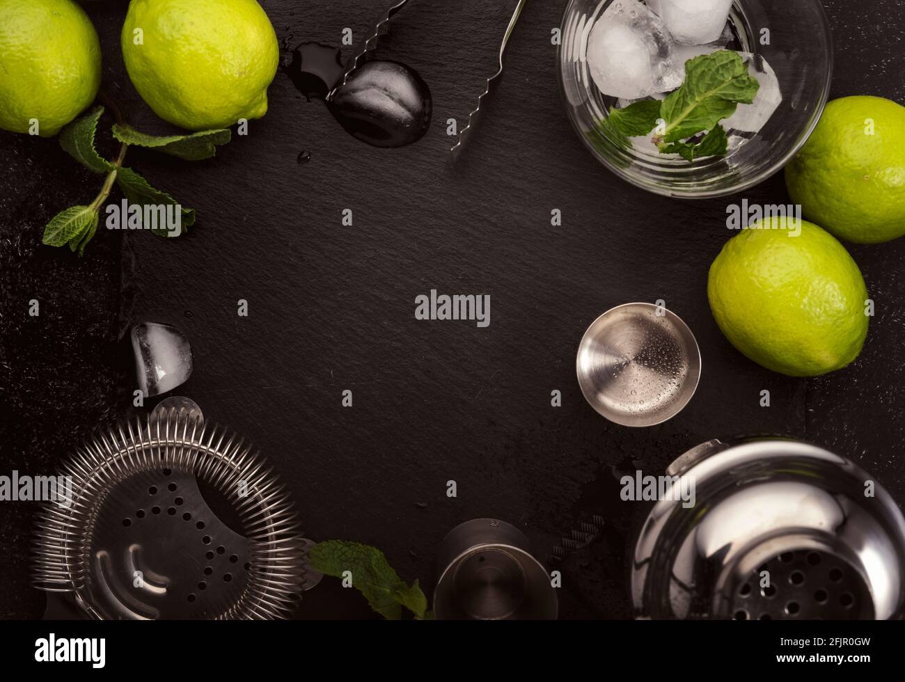 Bartender preparing mojito cocktail drink at the bar | Free Photo