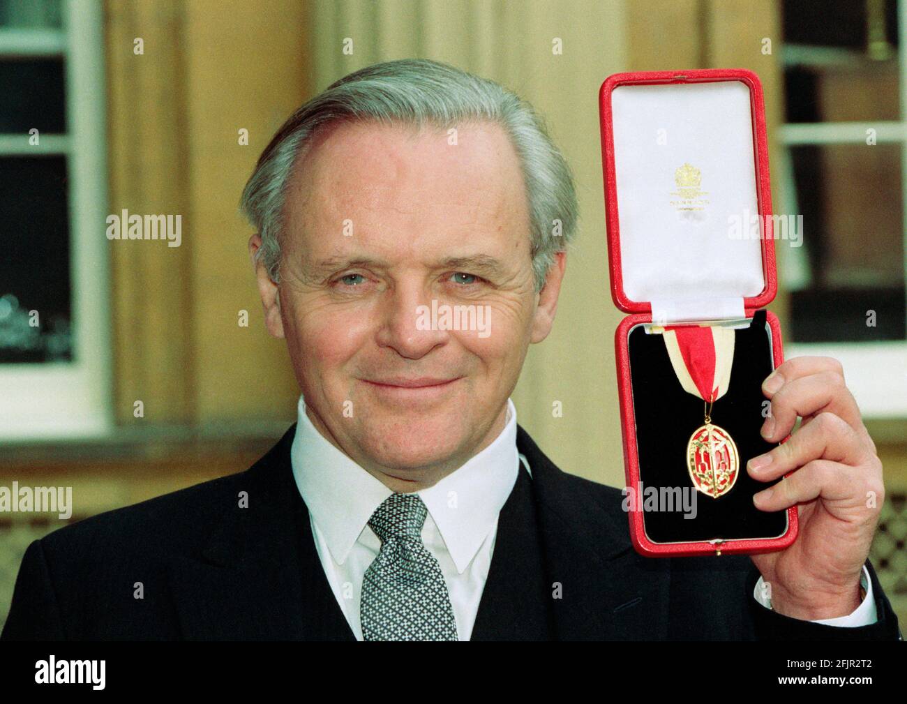 File photo dated 23/2/1993 of actor Sir Anthony Hopkins outside Buckingham Palace after he was knighted by the Queen. Sir Anthony Hopkins has been named as best actor at the 2021 Oscars for his role as a man slipping into dementia in The Father. Issue date: Monday April 26, 2021. Stock Photo