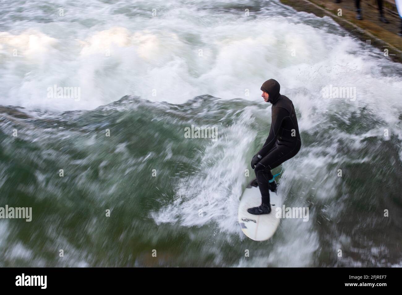 Surfer an der Eisbach Welle in München am Sonntag, den 25.4.2021 in  München. - Surfer at the Eisbach Wave on sunday April 25 2021 in Munich,  Germany. (Photo by Alexander Pohl/Sipa USA)