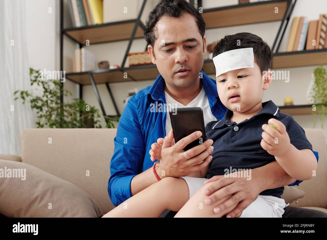 Worried parent sick child hi-res stock photography and images - Alamy
