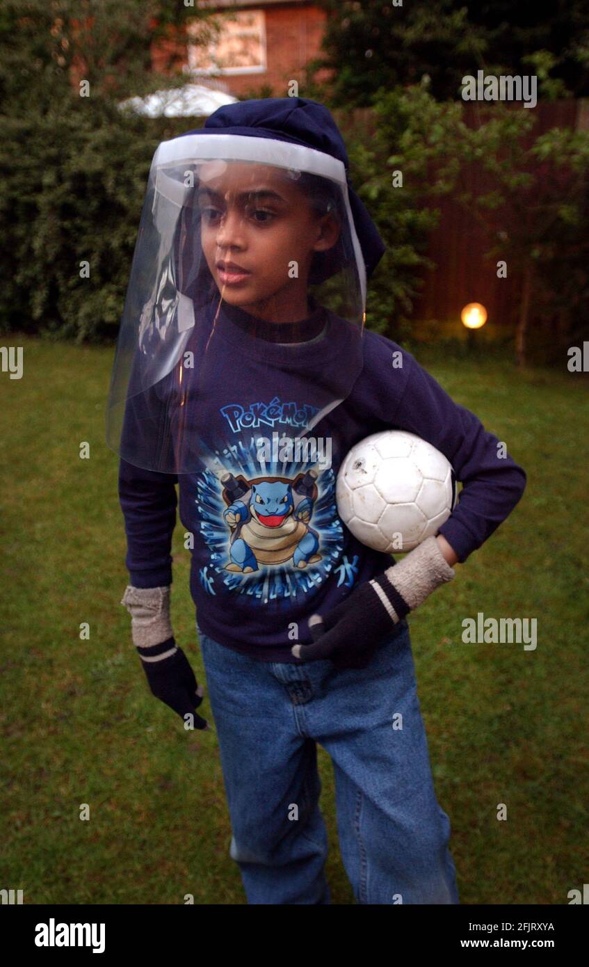 ALEX WEBB WITH HIS MASK TO PROTECT HIM FROM THE SUN'S RAYS.14/5/03 PILSTON Stock Photo