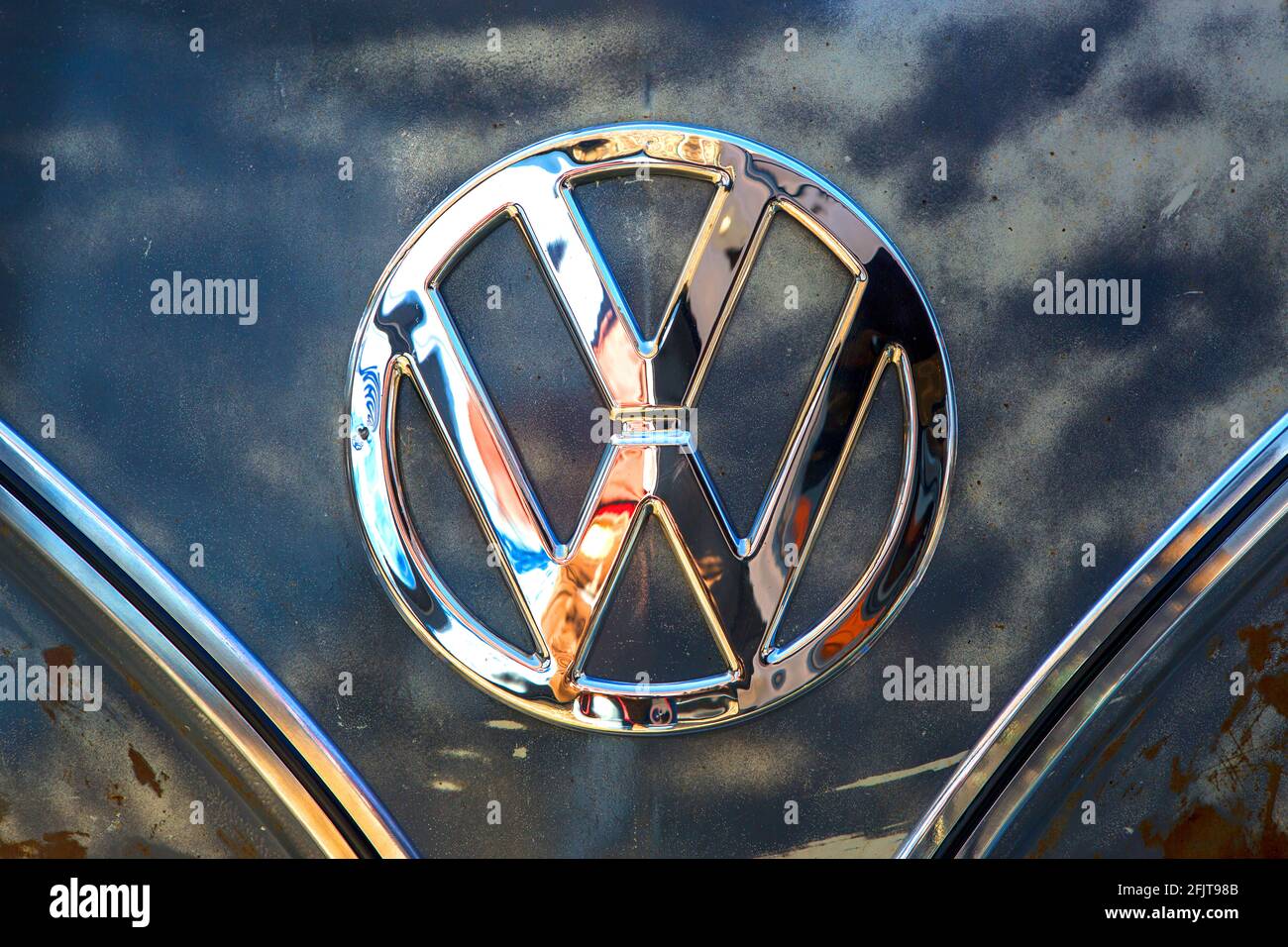 Volkswagen-Zeichen in Chrom für die Front bei einem VW-Bus T1 und T2a Stock Photo