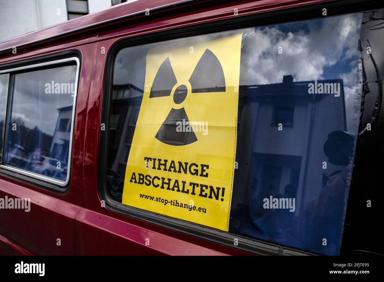 Protestplakat gegen das Atomkraftwerk in Tihange in einem VW Bus im Grenzgebeite bei Eschweiler. Stock Photo