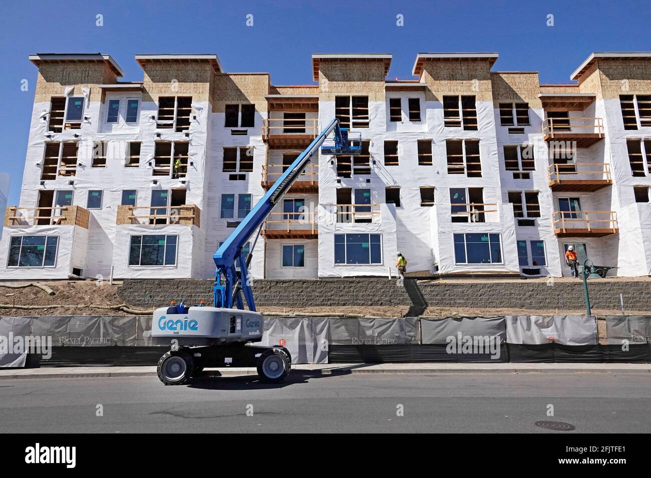 Modern apartment complex oregon hires stock photography and images Alamy