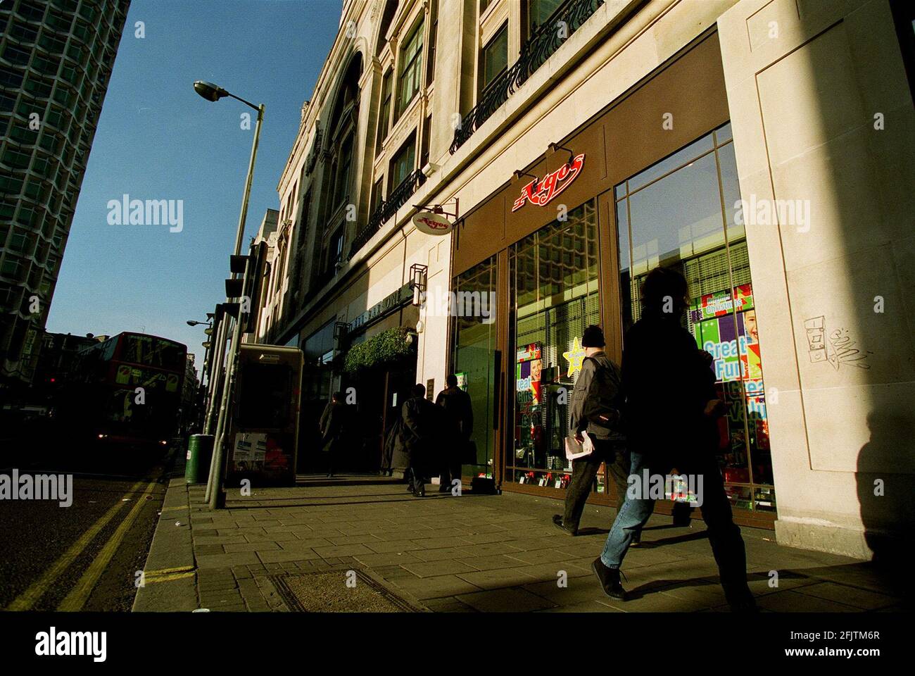 OUTSIDE THE ARGOS SHOP IN NEW OXFORD STREET LONDON NOV 1999 Stock Photo