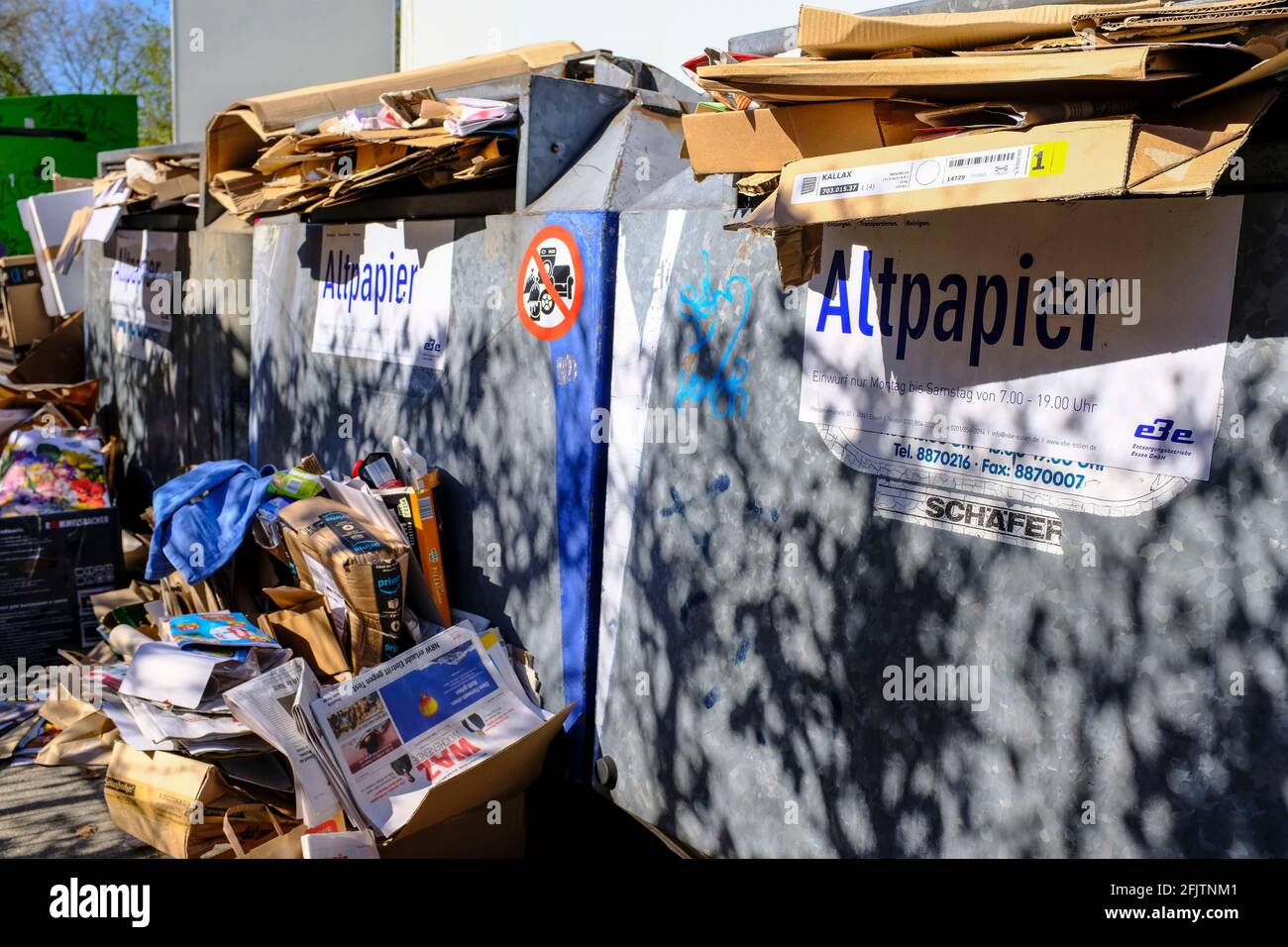 26.04.2021, Essen, Ruhrgebiet, Nordrhein-Westfalen, Deutschland - überfüllte Altpapiercontainer, aus denen vor allem die Pappe von Kartons quillt, in Stock Photo