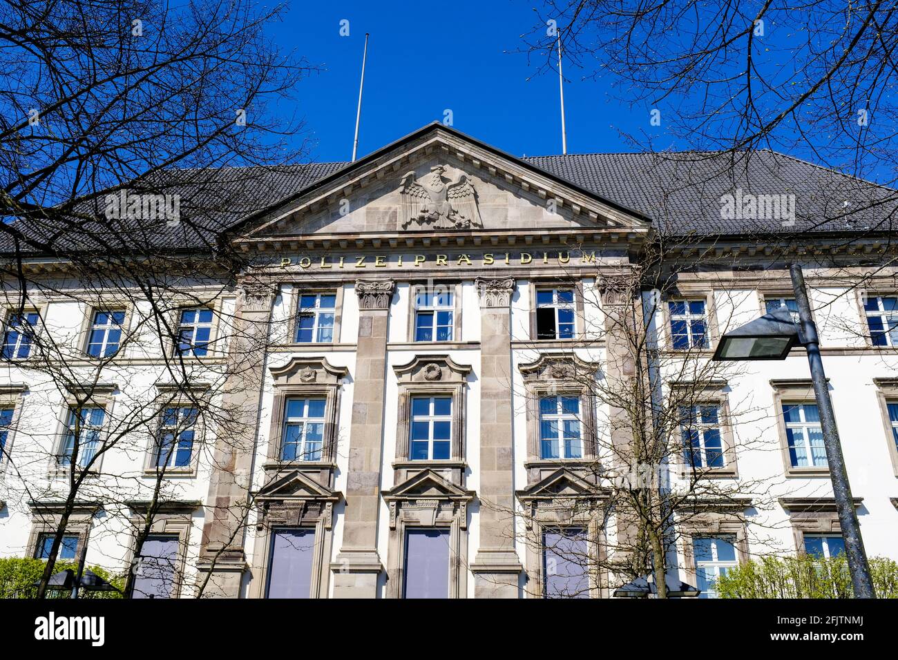 26.04.2021, Essen, Ruhrgebiet, Nordrhein-Westfalen, Deutschland - das unter Denkmalschutz stehende Polizeipraesidium in Essen am Haumannplatz im Stadt Stock Photo