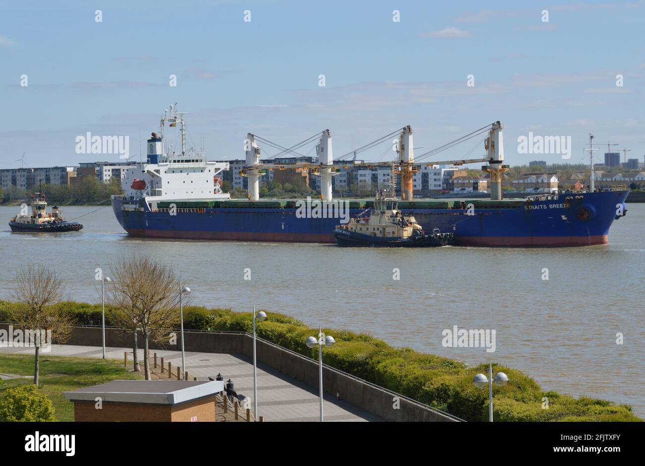 Bulk Carrier STRAITS BREEZE arrives from Honduras with another load of sugar for Tate & Lyle sugars at Silvertown, London Stock Photo