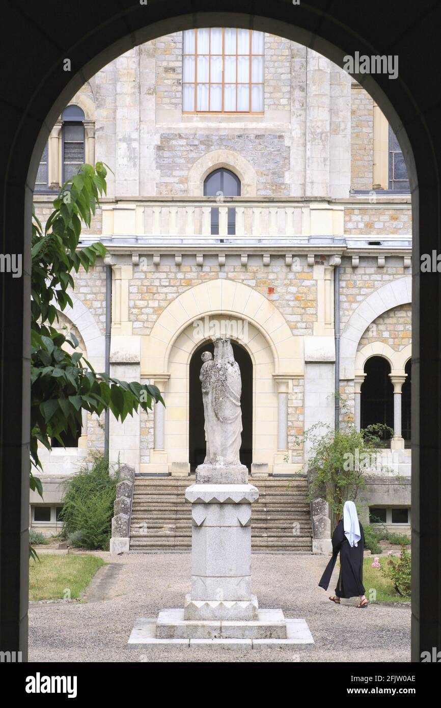 France, Tarn, Dourgne, Sainte Scholastique Benedictine abbey (located on the Way of St. James), Sister Clotilde in the courtyard of neoclassical Romanesque style (early 20th century) Stock Photo