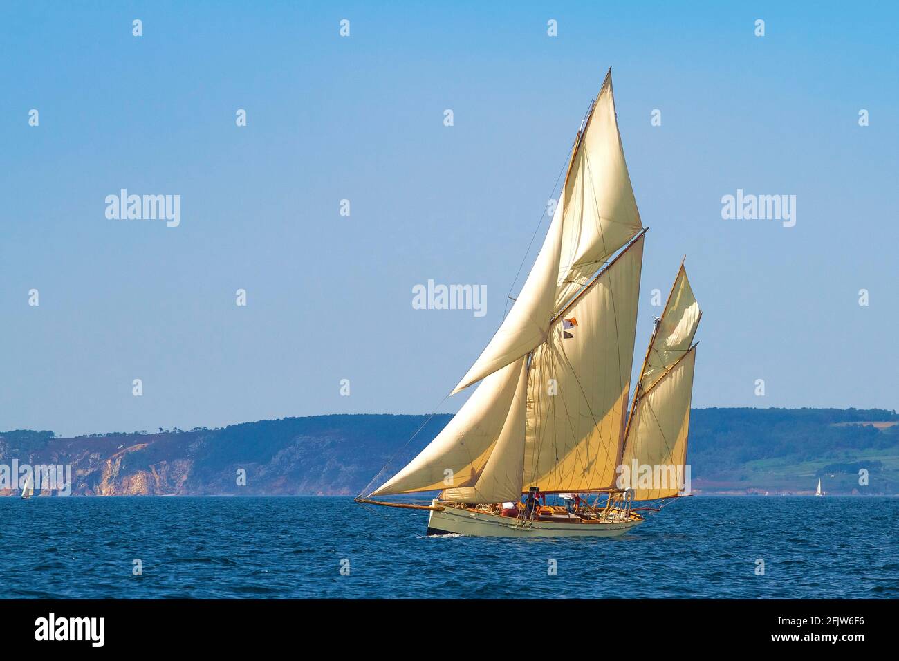 Voilier a deux mats hi-res stock photography and images - Alamy