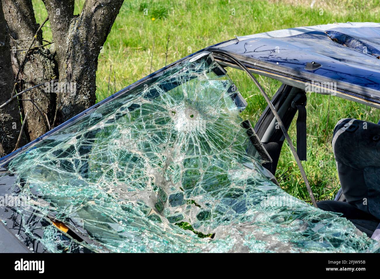 Shattered windshield after car accident hi-res stock photography and ...