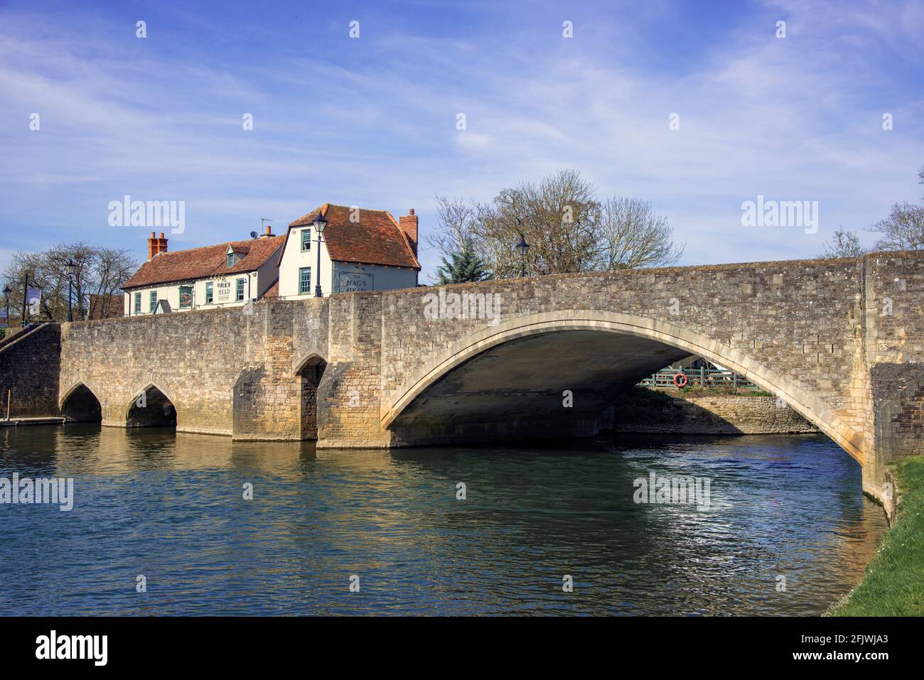 The old stone Abingdon Bridge spanning the River Thames with the Nags Head Public House - Abingdon, Oxfordshire, England, UK Stock Photo
