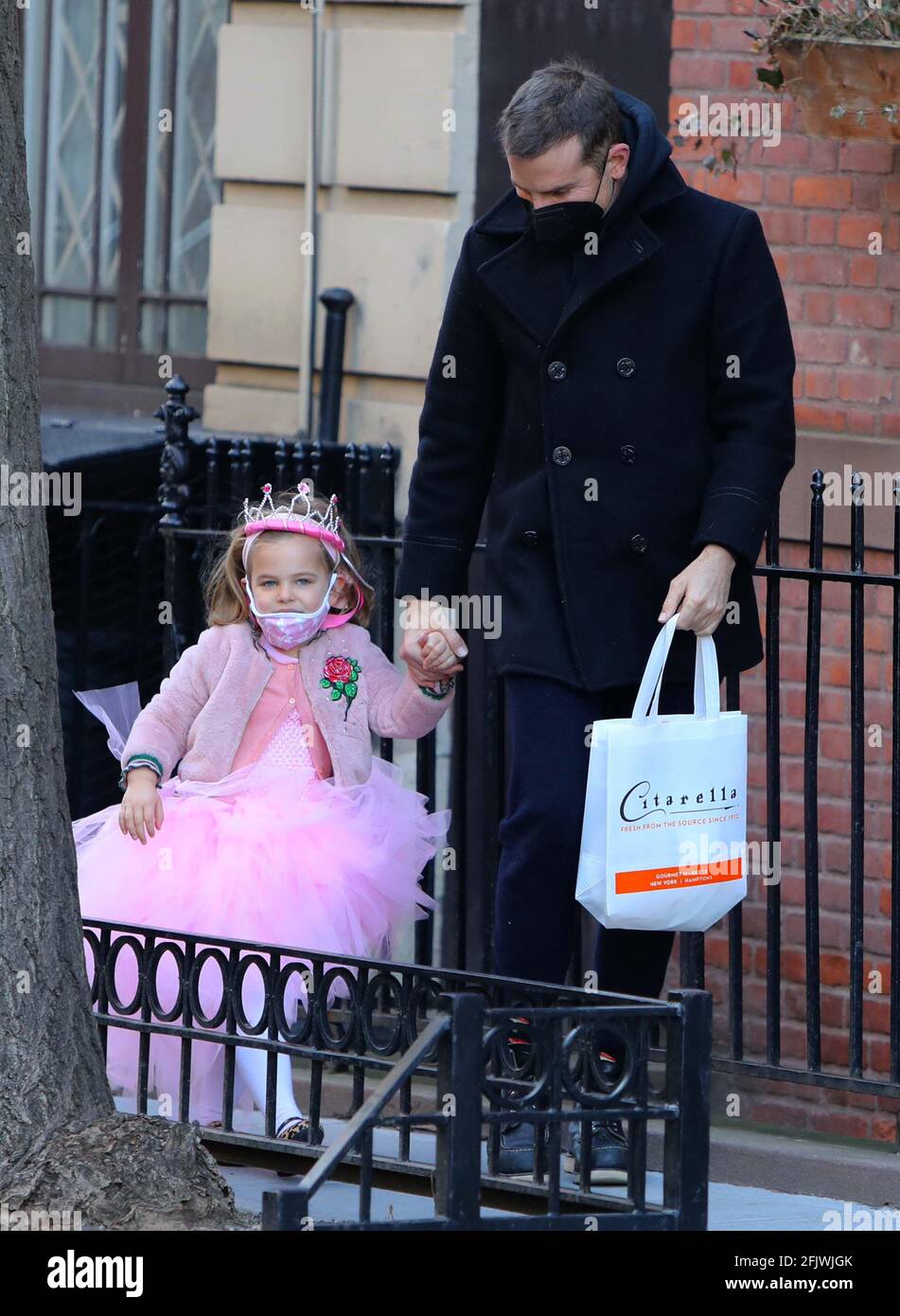 Optimal så meget reform New York - NY - 20210319- Irina Shayk and Bradley Cooper Take Daughter Lea  to Schooldressed up as a princess for her Birthday -PICTURED: Bradley  Cooper With Daughter Lea Jose Perez Stock Photo - Alamy