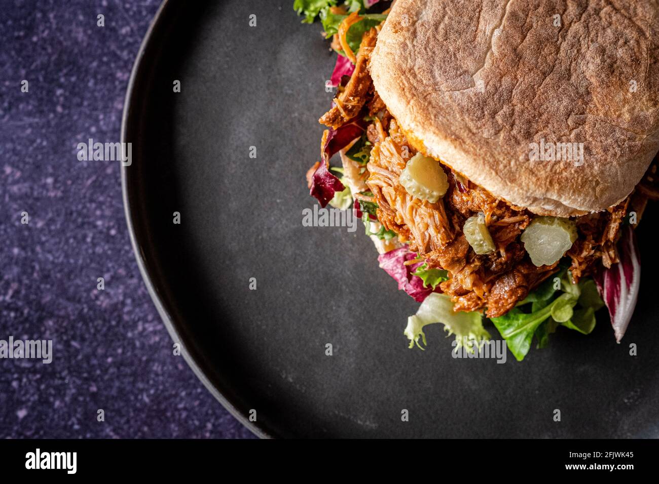 Pulled pork sandwich win Bolo Lêvedo bread Stock Photo - Alamy