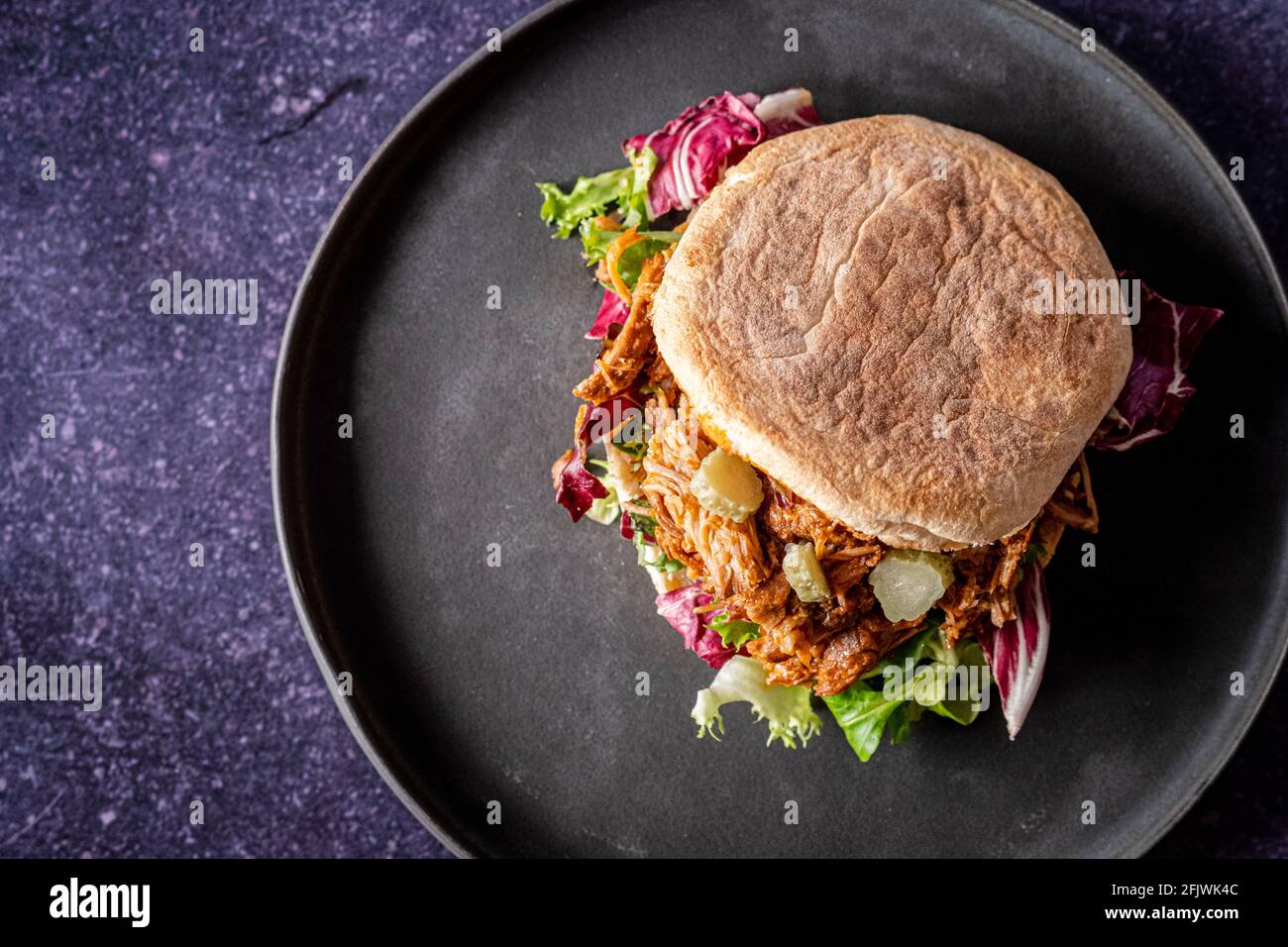 Pulled pork sandwich win Bolo Lêvedo bread Stock Photo - Alamy