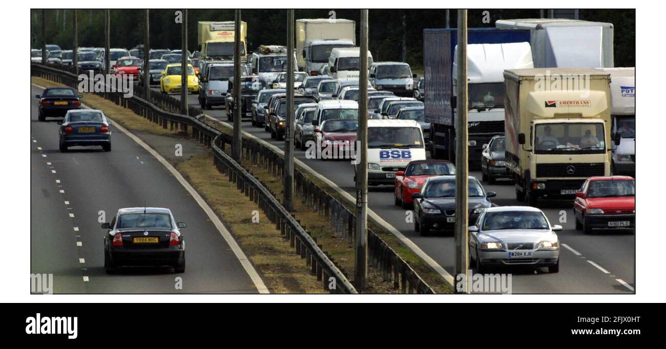 Bank Holiday weekend traffic on the M25,Friday afternoon. near m40 intersectionpic David Sandison 23/8/2002 Stock Photo