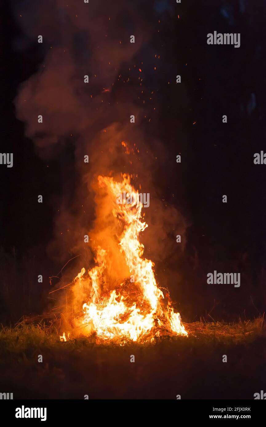 Campfire fire burning hi-res stock photography and images - Alamy
