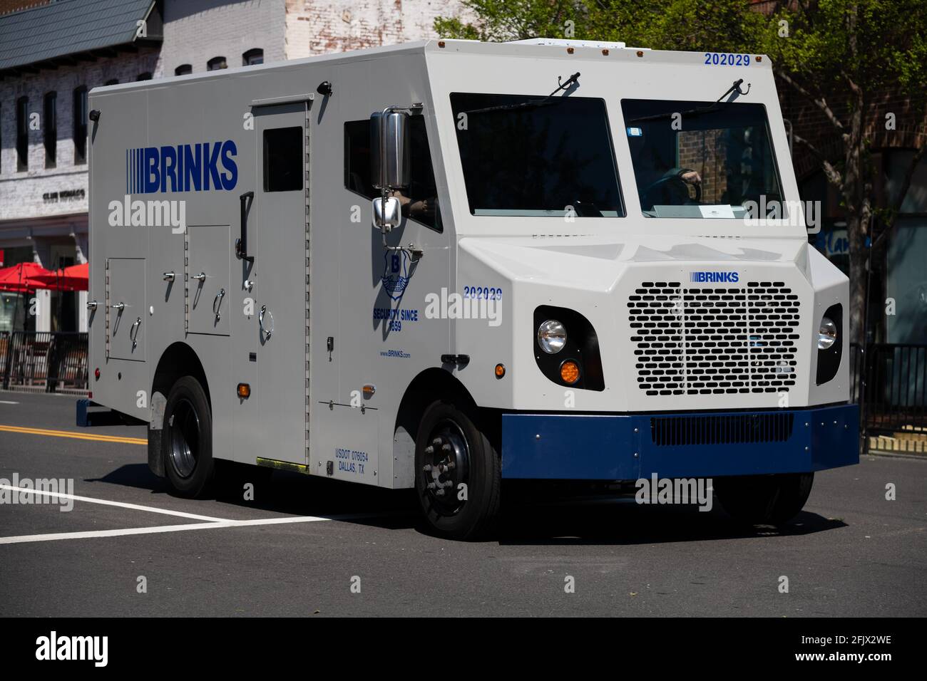 https://c8.alamy.com/comp/2FJX2WE/washington-usa-26th-apr-2021-a-general-view-of-a-brinks-armored-truck-in-washington-dc-on-monday-april-26-2021-amid-the-coronavirus-pandemic-this-week-president-biden-will-give-a-joint-address-to-congress-to-mark-his-first-100-days-in-office-and-push-for-further-economic-relief-and-infrastructure-spending-graeme-sloansipa-usa-credit-sipa-usaalamy-live-news-2FJX2WE.jpg