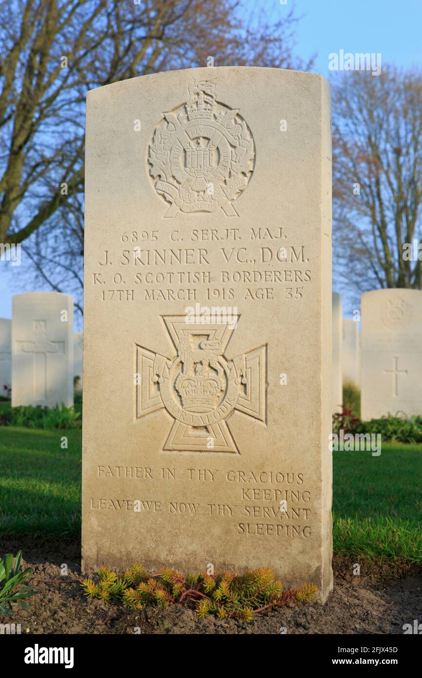 Grave of the Scottish VC recipient Company Sergeant Major John Kendrick Skinner (1883-1918) at Vlamertinghe New Military Cemetery in Ypres, Belgium Stock Photo