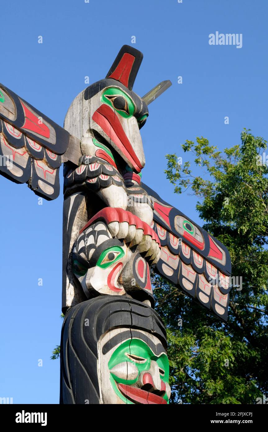 Raven Holding Totem Pole Above Son Of Indian Chief Above Beaver - Carver: Douglas Lafortune 1989. Cowichan Valley, Vancouver Island, British Columbia, Canada. Stock Photo