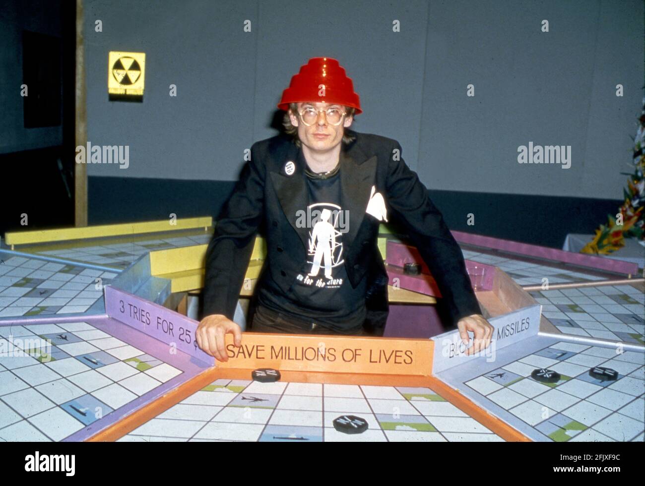 Lookalike for Mark Mothersbaugh of the band Devo at carnival type game set up at the premiere party for the movie Human Highway by Neil Young in which Devo appears. Los Angeles, CA 1982 Stock Photo