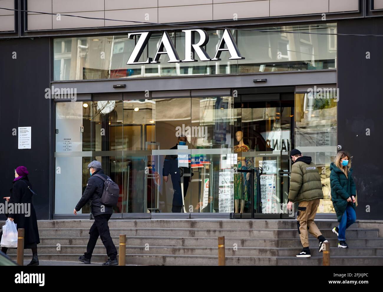 Bucharest, Romania - April 08, 2021: The store of the Spanish ZARA apparel  retailer from the Unirea Shopping Center, in Bucharest, Romania Stock Photo  - Alamy