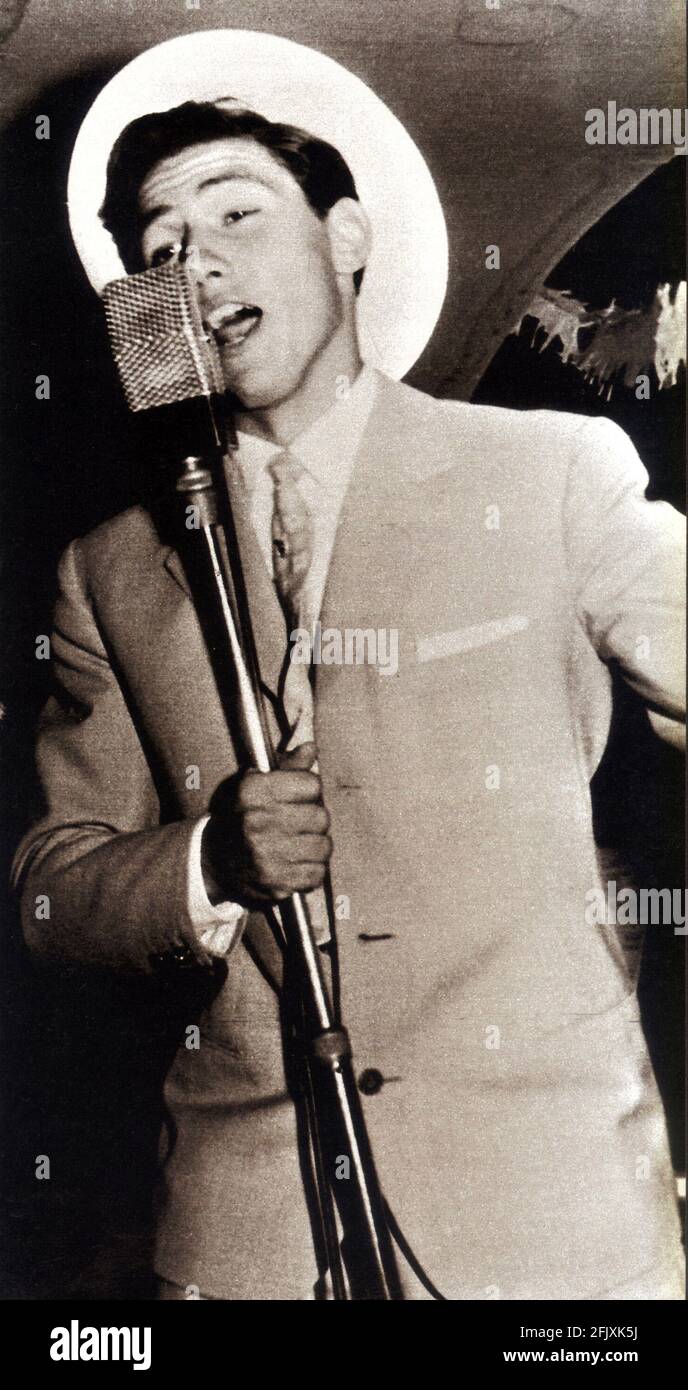 1950 's, ITALY  : The italian television tycoon and politician  SILVIO  BERLUSCONI ( born in 1936 ) when was singer on the cruise  navy - POLITICA - POLITICO - ritratto - prtrait - personality when was young boy celebrity celebrities - personalities - celebrità personalità da giovane giovani - cappello - hat - paglietta - microfono - microphone - cantante ----  Archivio GBB Stock Photo