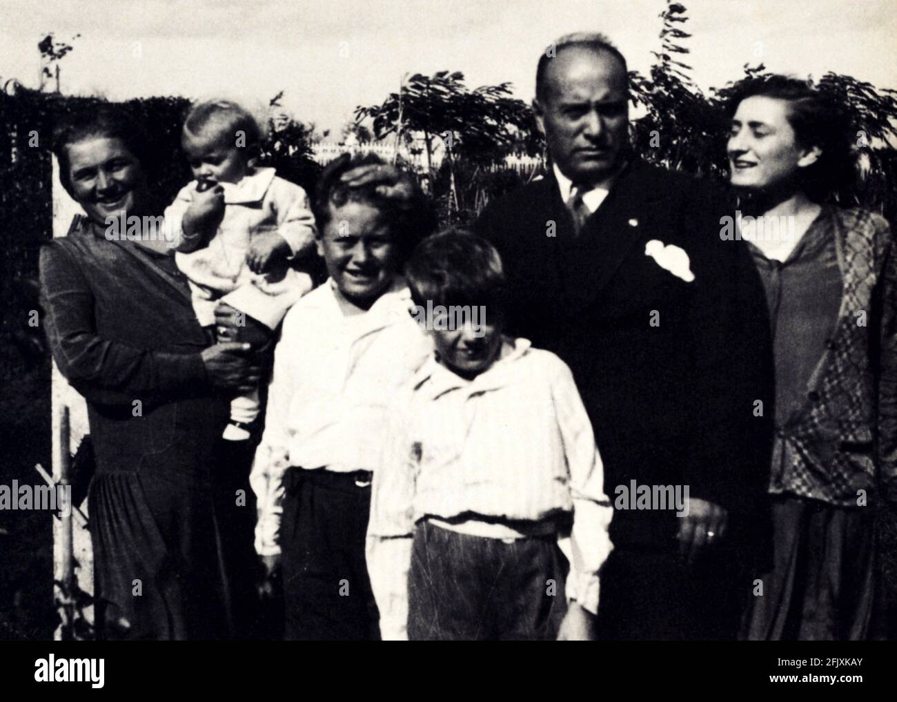 1928  , ITALY  : The italian fascist dictator BENITO MUSSOLINI with his family. The wife RACHELE and the sons : ROMANO , VITTORIO , BRUNO and EDDA  Ciano - FASCISMO - FASCISM - FASCISTA - FASCIST  - World War 2nd - WW II - WWII - SECONDA GUERRA MONDIALE - famiglia - marito e moglie - figli    ----  Archivio GBB Stock Photo