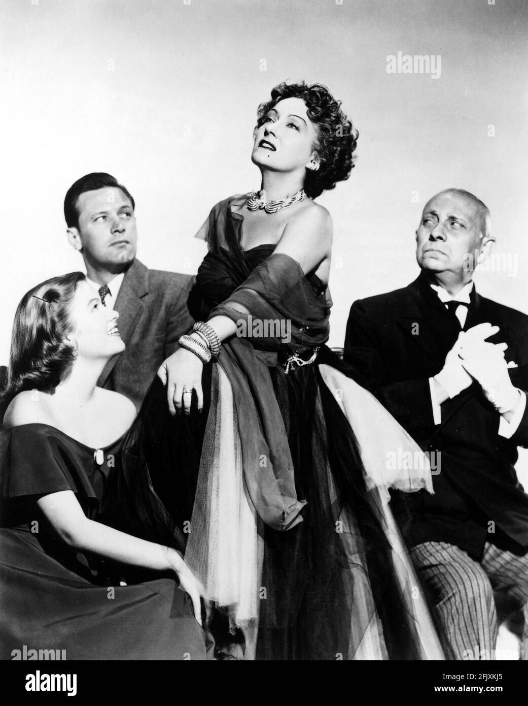 1951 , USA : The movie actress GLORIA SWANSON ( 1898 - 1983 ) , as Norma  Desmond, with WILLIAM HOLDEN , NANCY OLSON , ERICH VON STROHEIM in SUNSET  BOULEVARD (