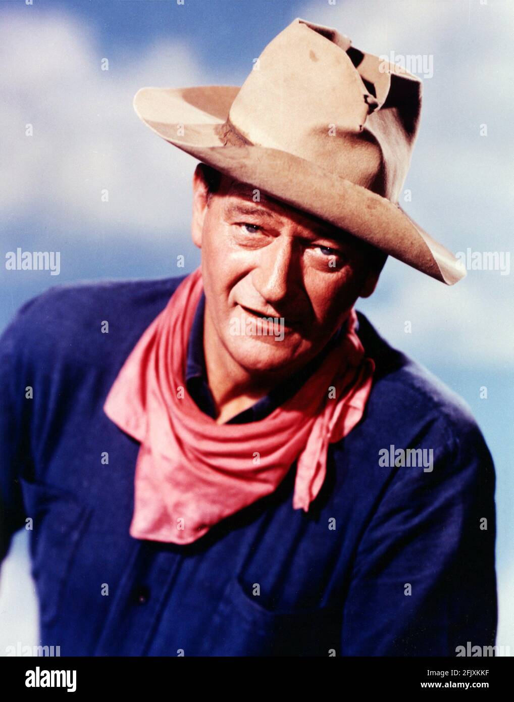 1956 , USA : The movie actor  JOHN  WAYNE  ( 1907 - 1979 ) in THE SEARCHERS ( Sentieri selvaggi ) by John Ford -  FILM - CINEMA - attore cinematografico -  cappello - hat - prtrait - ritratto - WESTERN - WILDE WEST - cowboy - foulard - bandanna - JEANS shirt - camicia  ----  Archivio GBB Stock Photo