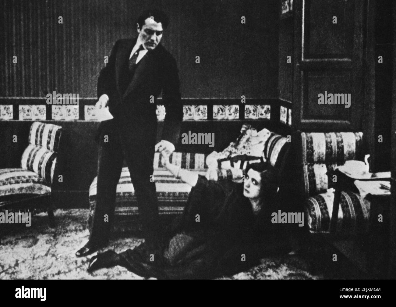1914 , ITALY : The silent movie italian actress FRANCESCA  BERTINI  ( comtesse  Elena Seracini Vitiello , 1888 - 1985 )  with ANDREA HABAY   in  SANGUE BLEU by Nino Oxilia , from a story by the count Alberto Fassini - FILM  - CINEMA MUTO - attrice - DIVA - DIVINA - DIVINE  - gelosia - jalousie    ----   Archivio GBB Stock Photo